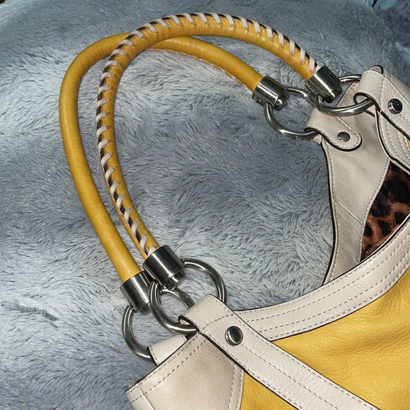 B. Makowsky Yellow Soft Leather Purse w/ Crème Color Trim (Clean Interior) - Picture 16 of 16